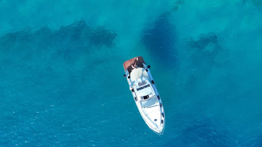 Enjoying the Miracul 40 Silver Yacht in Clear Adriatic Waters – Scenic Cruising Moment