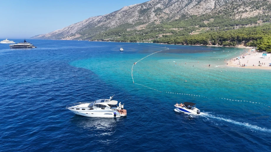 Miracul 40 Silver Yacht with Sun Deck – Open-Air Relaxation Spot