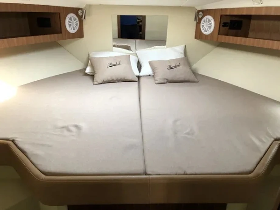 Miracul 40 Silver Yacht Spacious Bed – Elegant and Cozy Cabin Interior