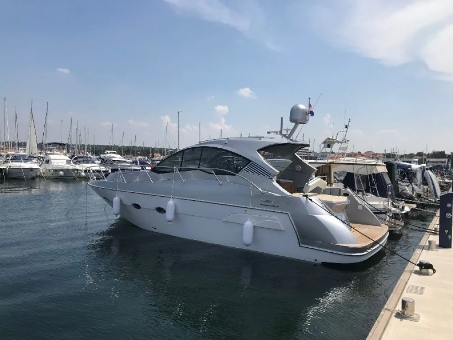 Miracul 40 Silver Yacht with Spacious Cabins – Comfortable Interior Layout
