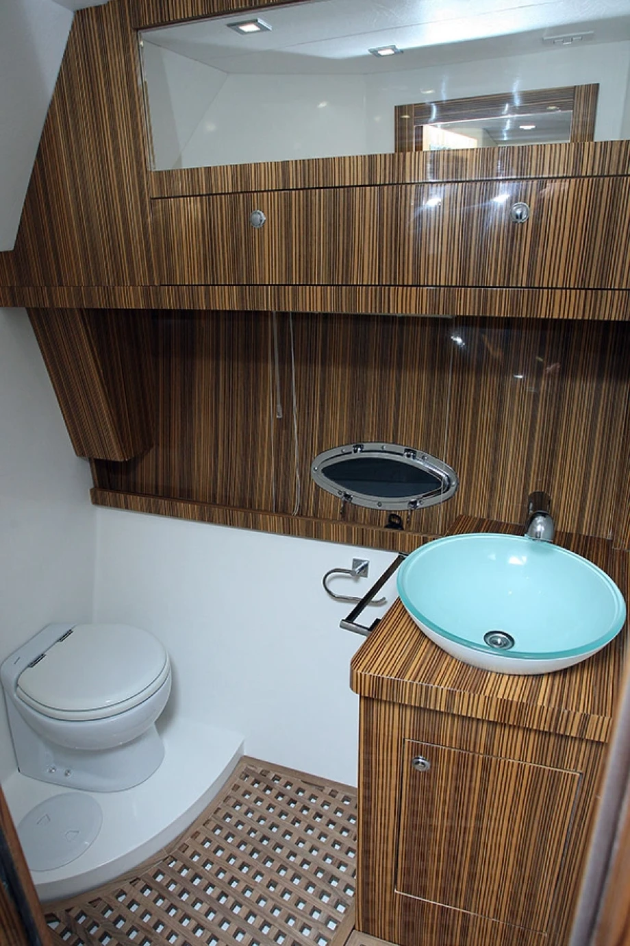 Cozy Small Bedroom in Miracul 40 Silver Yacht – Intimate Cabin Space