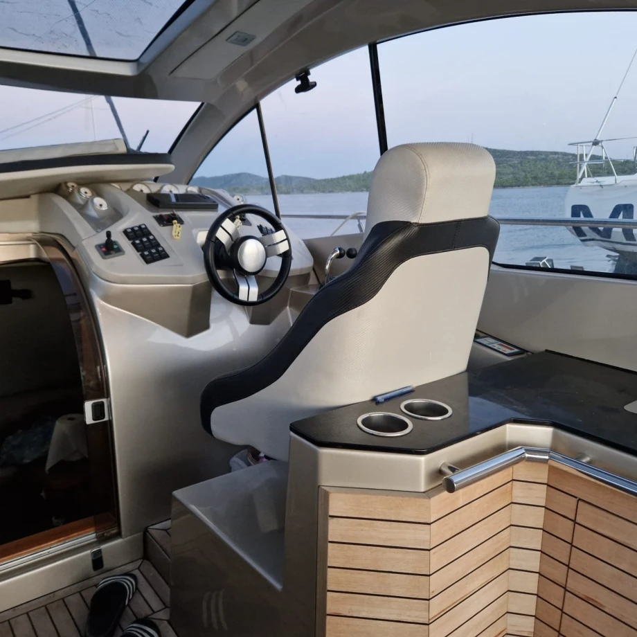 MOTOR YACHT MIRAKUL 40 - BLACK