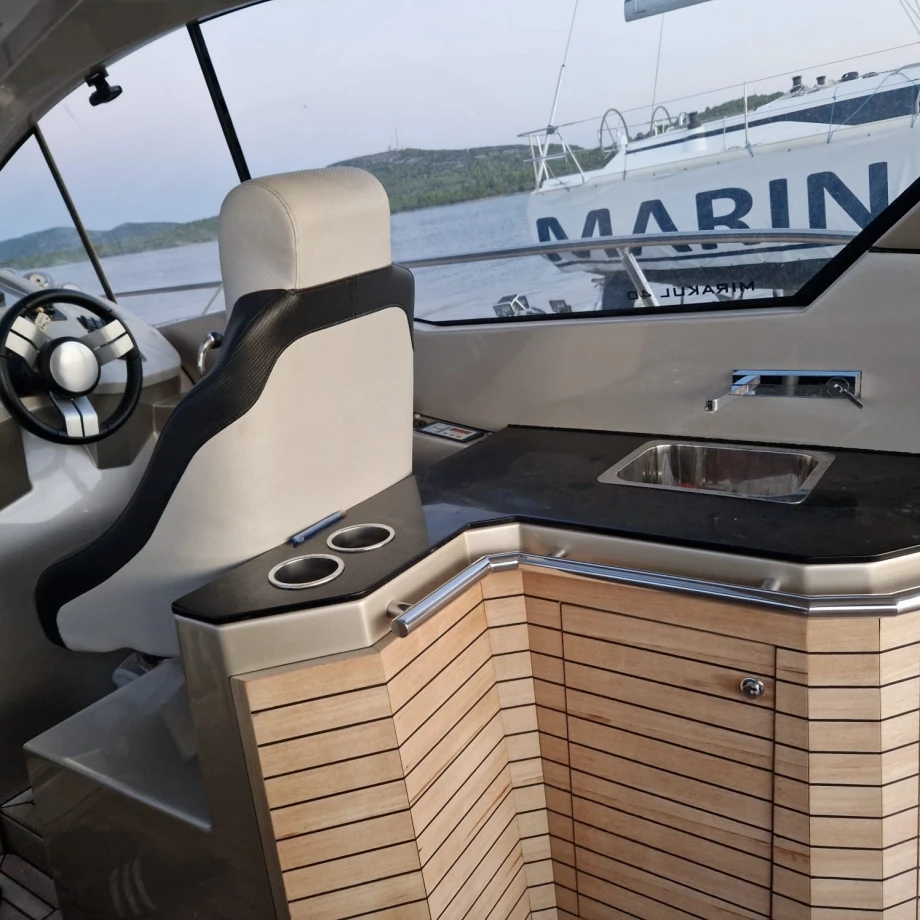 MOTOR YACHT MIRAKUL 40 - BLACK