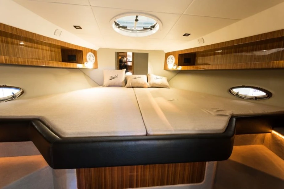 MOTOR YACHT MIRAKUL 40 - BLACK
